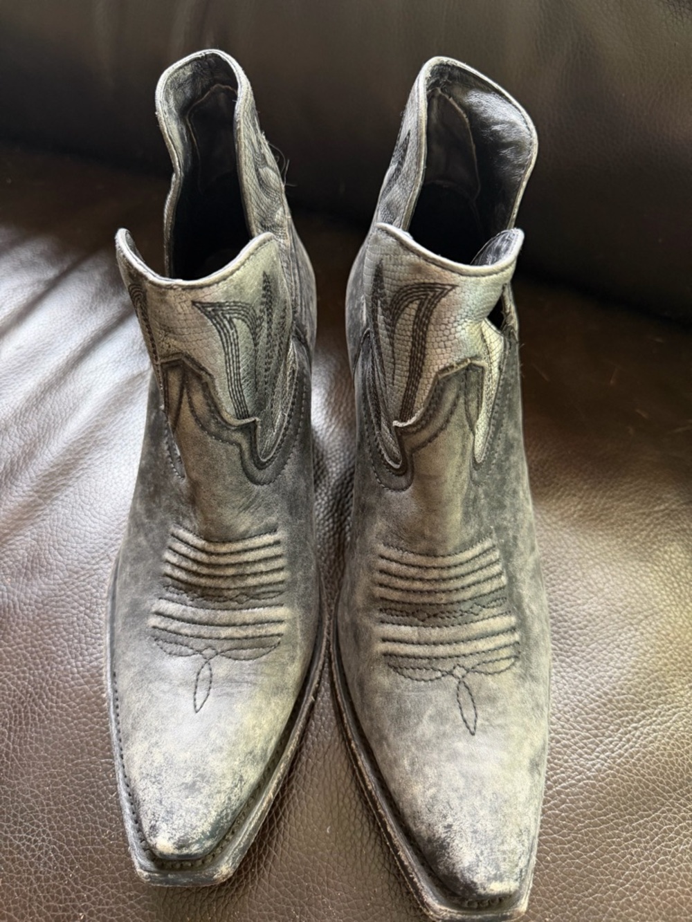 Women’s Ariat Dixon Grey Suede Distressed Ankle Bootie Size 8.5b - Picture 5 of 7